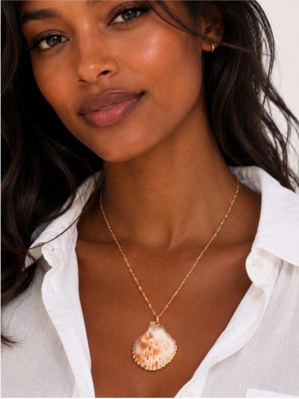 New! Coastal Neutral Gold Edge Shell Necklace NWOT
